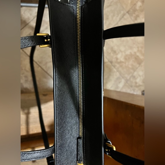 Authentic Emerson Tory Burch Tote - Picture 5 of 9